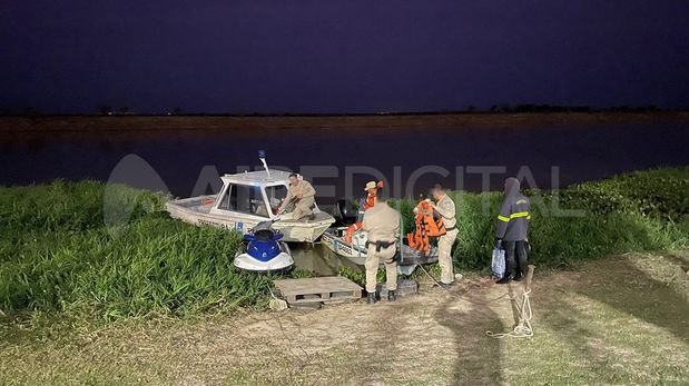 Un hombre es intensamente buscado por personal de Prefectura en aguas del río Coronda, luego de que la lancha en la que se trasladaba se diera vuelta﻿.