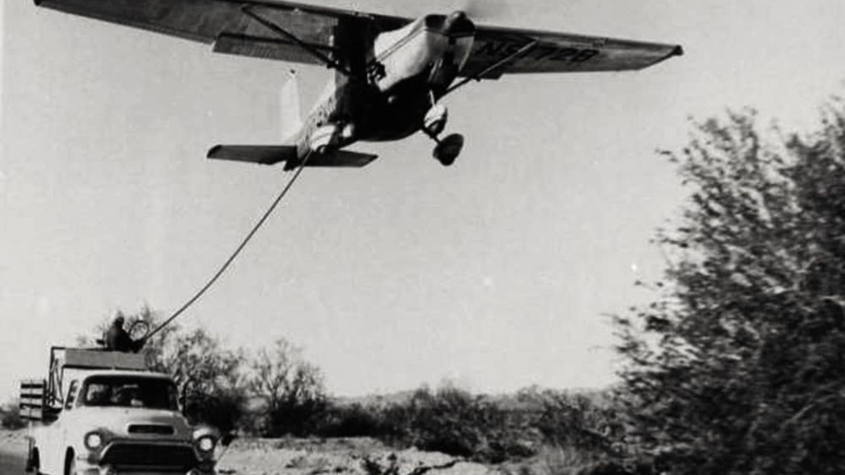 Al momento de la recarga de combustible, a los pilotos también se les entregaba una canasta con elementos de aseo y personales. La comida, siempre caliente, estaba picada y envasada en termos, y era preparada por el mejor equipo de cocineros del Hacienda Hotel & Casino. Al momento de la recarga de combustible, a los pilotos también se les entregaba una canasta con elementos de aseo y personales. La comida, siempre caliente, estaba picada y envasada en termos, y era preparada por el mejor equipo de cocineros del Hacienda Hotel & Casino.