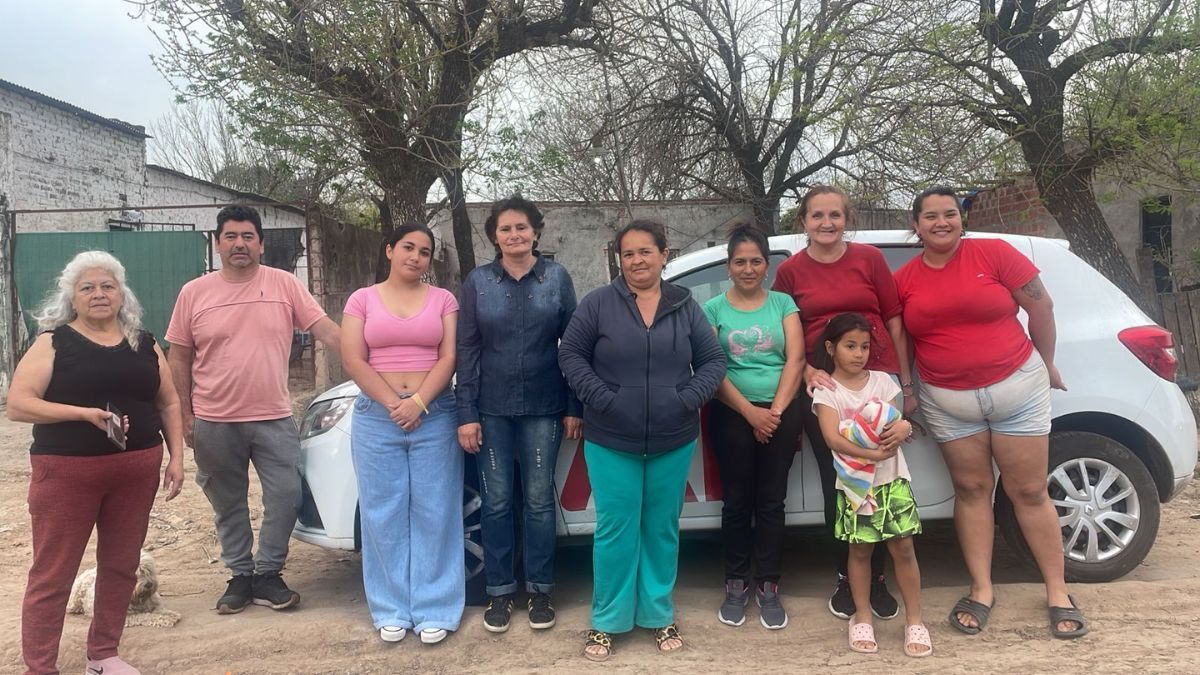 Vecinos de barrio Loyola Sur se concentraron en Avenida Gorriti y Carranza para dialogar con AIRE sobre los inconvenientes de infraestructura que invaden la zona.