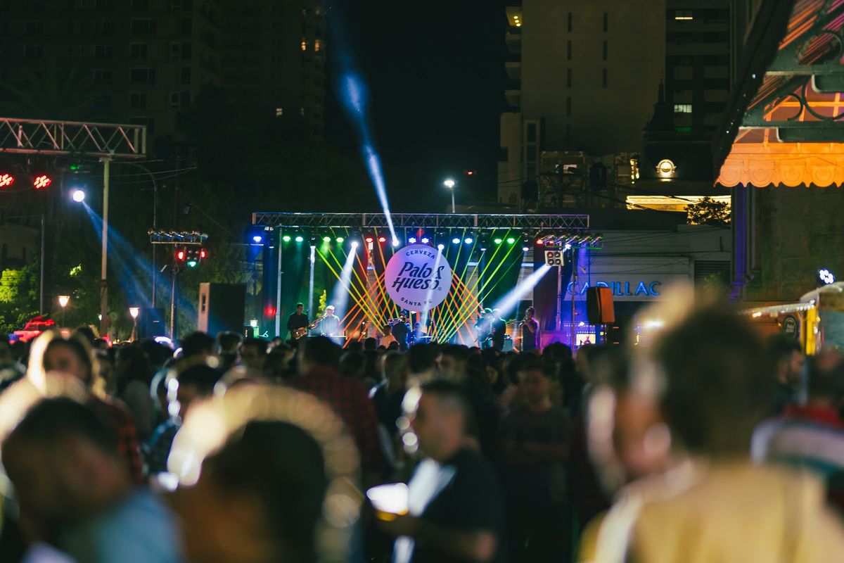 La cervecería artesanal Palo & Hueso cumple 10 años y lo festejan con un festival con música y food trucks y stands variados de comida.