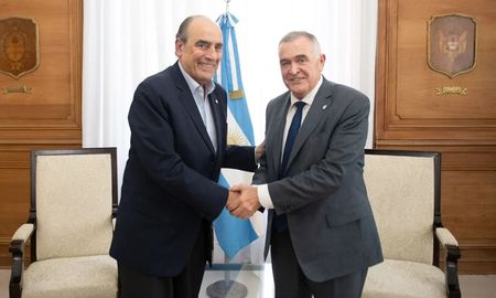 El gobernador de Tucumán, Osvaldo Jaldo, durante una reunión con el ministro de Interior, Guillermo Francos. El gobernador de Tucumán, Osvaldo Jaldo, durante una reunión con el ministro de Interior, Guillermo Francos.