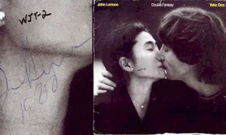 Subastan el disco que John Lennon le firmó a su asesino antes de morir Subastan el disco que John Lennon le firmó a su asesino antes de morir