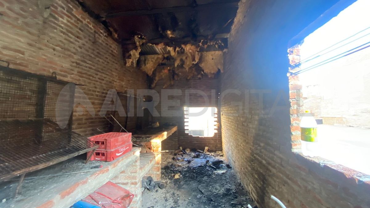 Así quedó parte del sector que está en obras en el Club Rivadavia Juniors, tras el incendio de anoche. Así quedó parte del sector que está en obras en el Club Rivadavia Juniors, tras el incendio de anoche.