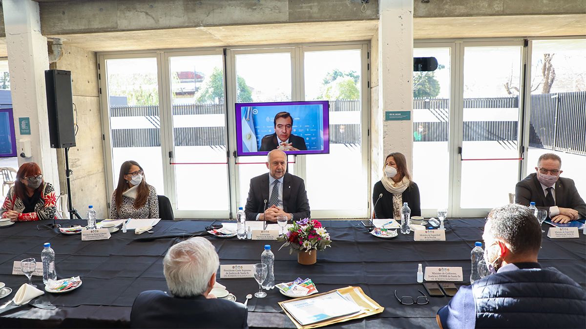 Perotti destacó que “todos estos días estamos viendo cómo las acciones de gobierno y los sistemas de salud luchan para salvar vidas y cuidar la vida de nuestra gente. Sin dudas
