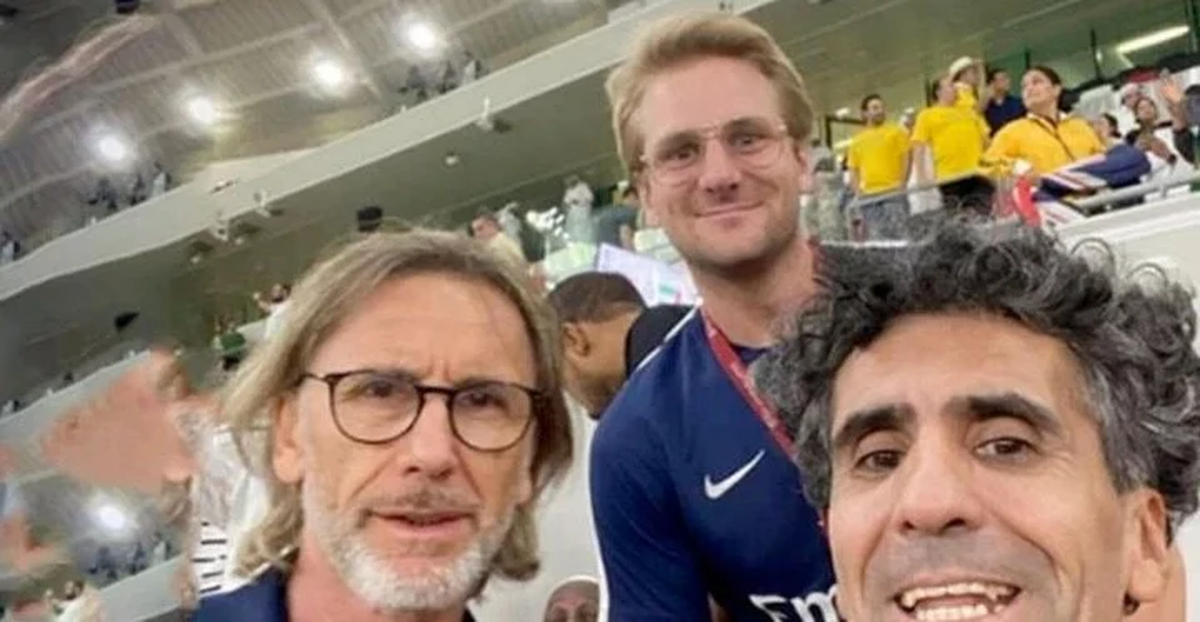 Iván Aimar Chiesa (con anteojos) y Marcelo Martínez, posan junto al Tigre Gareca en Qatar. Ambos fueron liberados este jueves.
