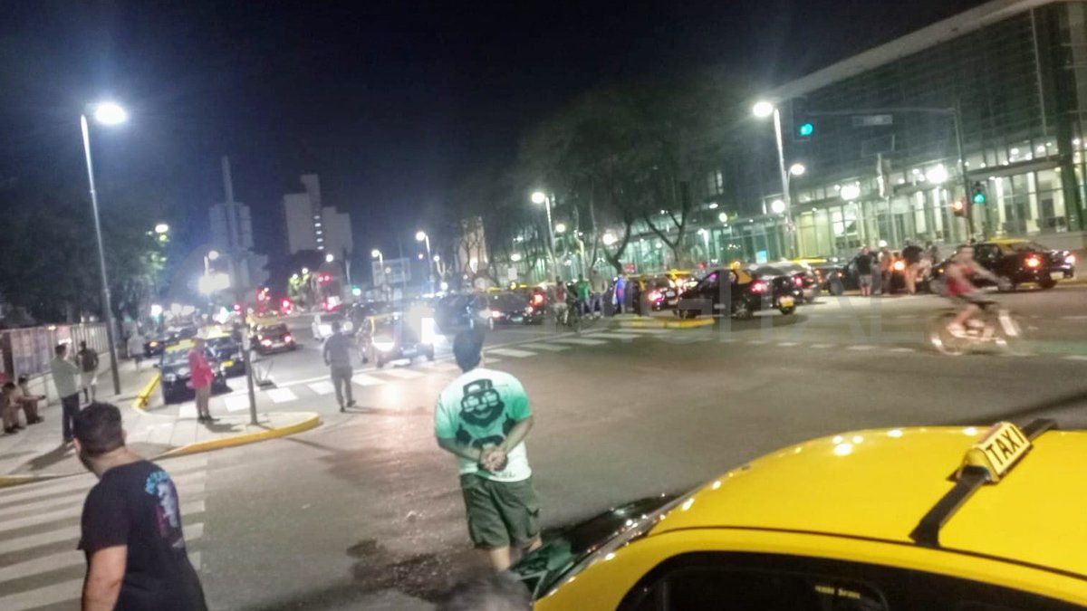 Los taxistas decidieron parar las unidades apenas ocurrió el paro.&nbsp;