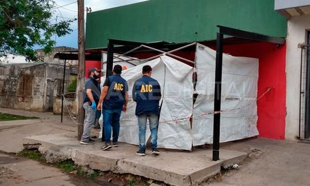 La víctima de unos 40 años fue encontrada ya sin signos vitales en la vereda de un comercio de barrio Los Hornos.&nbsp;