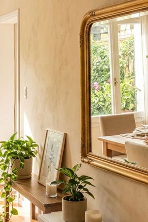 La ubicación del espejo puede influir en la circulación de la energía, según el Feng Shui.