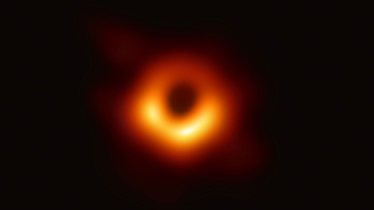 La primera foto de un agujero negro. La imagen fue registrada en el 2019