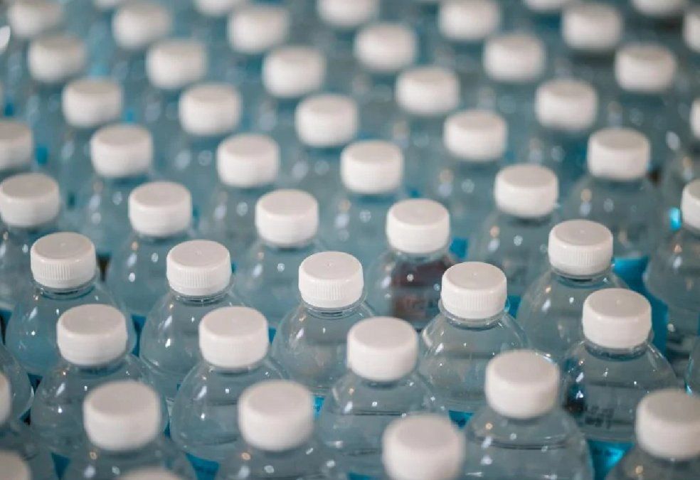 Científicos afirman que consumir agua embotellada tiene un impacto 1400 veces mayor para el ecosistema que la de grifo