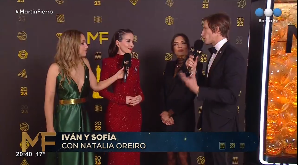 Natalia Oreiro se lució súper elegante en la alfombra de los Premios Martín Fierro.