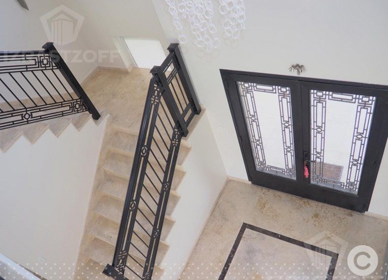 Las escaleras y una imponente entrada.