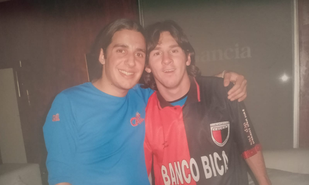 La historia del día en que Lionel Messi se puso la camiseta de Colón. La historia del día en que Lionel Messi se puso la camiseta de Colón.