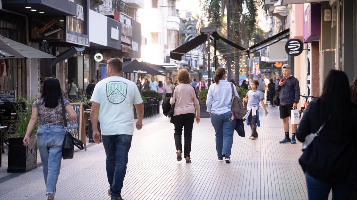 El Centro Comercial de Santa Fe realizó su informe mensual de ventas. El Centro Comercial de Santa Fe realizó su informe mensual de ventas.