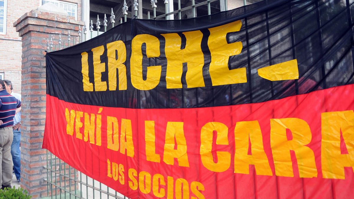 Germán Lerche se fue de Colón en medio de una brutal crisis institucional. Germán Lerche se fue de Colón en medio de una brutal crisis institucional.