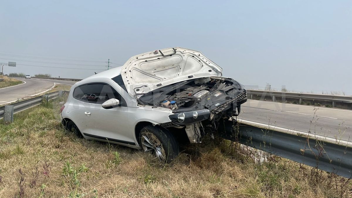 Impactante accidente de tránsito en Circunvalación Oeste: un auto chocó y quedó arriba del guardarrail