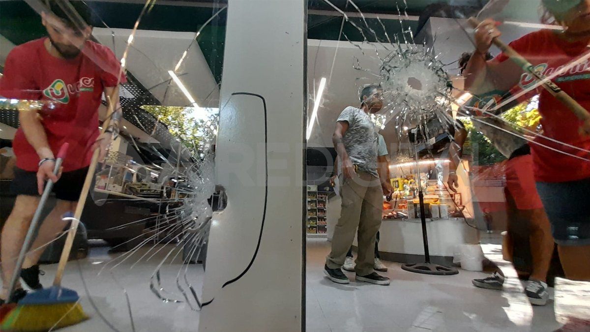 Varios de los disparos agujerearon los vidrios del frente del súper.&nbsp;