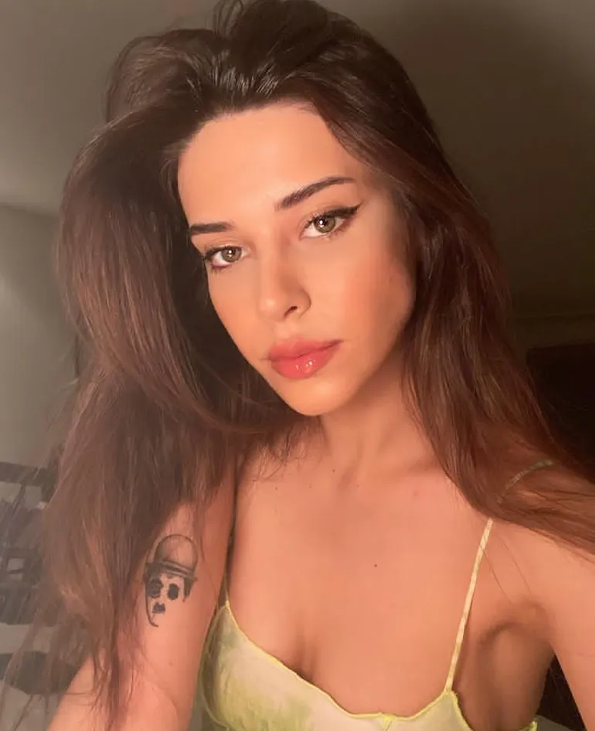 La joven de 25 años nació en la ciudad de Mula, se licenció en Artes Escénicas en la Universidad de Stk Koçman y ya se la vinculó sentimentalmente con otros futbolistas.