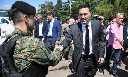 El ministro Luis Petri viajó a Rosario para supervisar la llegada de efectivos del Ejército que van a colaborar con el combate contra el crimen organizado. El ministro Luis Petri viajó a Rosario para supervisar la llegada de efectivos del Ejército que van a colaborar con el combate contra el crimen organizado.