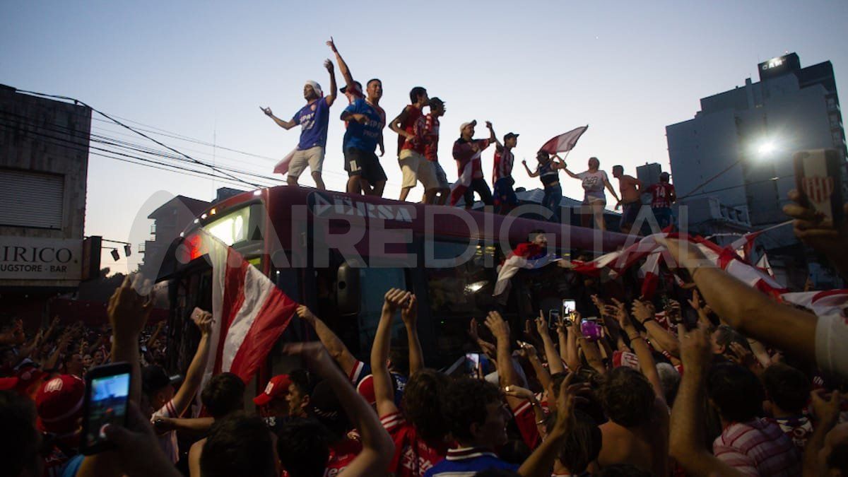 La hinchada roji blanca copó las calles de la ciudad tras el triunfo del Clásico santafesino.