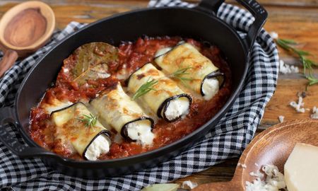 Aprendé a cocinar rollitos de berenjena, una receta saludable y con pocos ingredientes. Aprendé a cocinar rollitos de berenjena, una receta saludable y con pocos ingredientes.