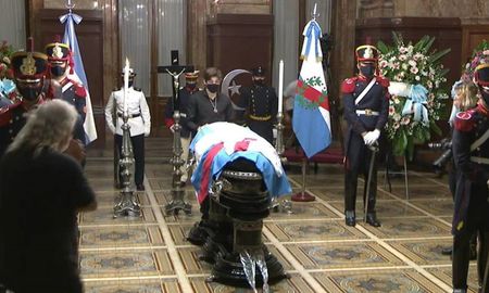 El velatorio del expresidente Carlos Menem, quien falleció ayer a los 90 años, concluyó este lunes por la tarde minutos después de las 15 y sus restos serán trasladados hasta el cementerio islámico de San Justo para ser inhumado. El velatorio del expresidente Carlos Menem, quien falleció ayer a los 90 años, concluyó este lunes por la tarde minutos después de las 15 y sus restos serán trasladados hasta el cementerio islámico de San Justo para ser inhumado.