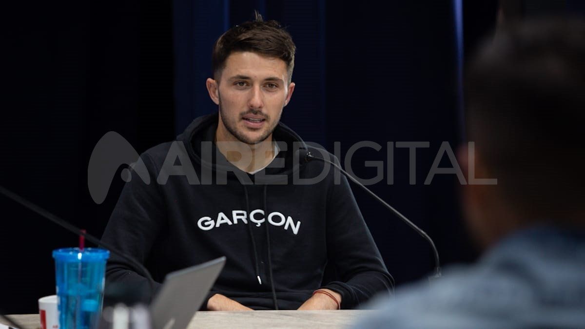 Facundo Garcés, jugador de Colón, visitó Aire de Santa Fe luego de la consagración del Sabalero en el torneo.