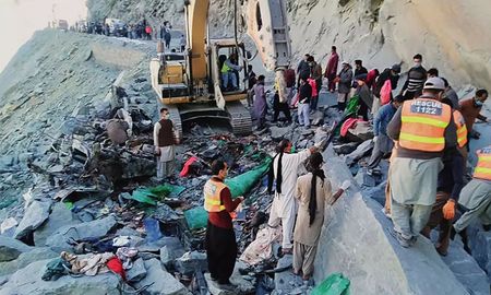 Rescatistas buscan cuerpos de las víctimas tras el accidente de un colectivo por un deslizamiento, con saldo de 16 muertos este domingo 18 de octubre en el norte de Pakistán. Rescatistas buscan cuerpos de las víctimas tras el accidente de un colectivo por un deslizamiento, con saldo de 16 muertos este domingo 18 de octubre en el norte de Pakistán.