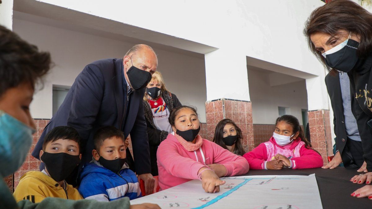 El gobernador intercambió conversaciones y experiencias con los estudiantes.