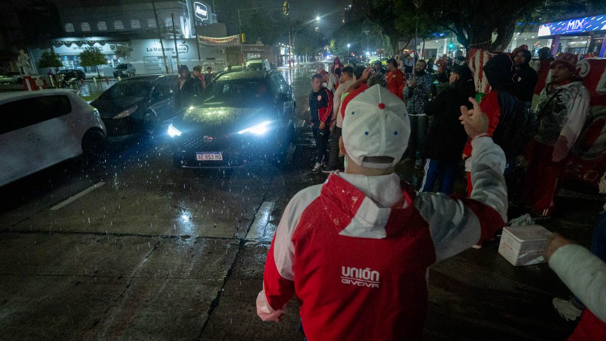 Vigilia rojiblanca bajo la lluvia. Vigilia rojiblanca bajo la lluvia.