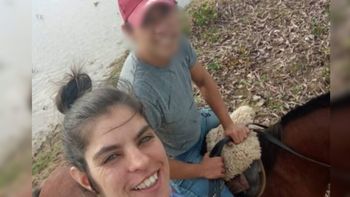 La denuncia fue realizada por el hermano de la víctima, quien al no poder contactarse con ella llamó a la policía. 