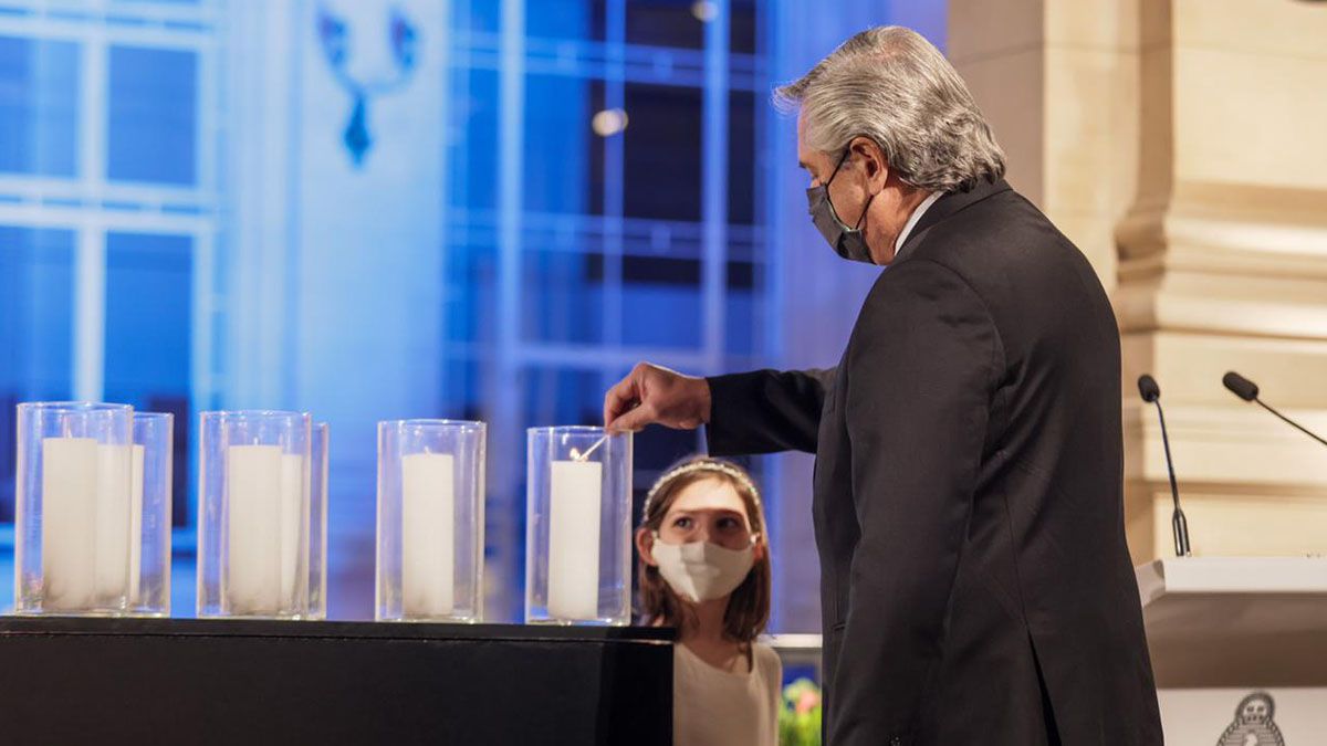 El acto fue breve y además de diversas interpretaciones musicales