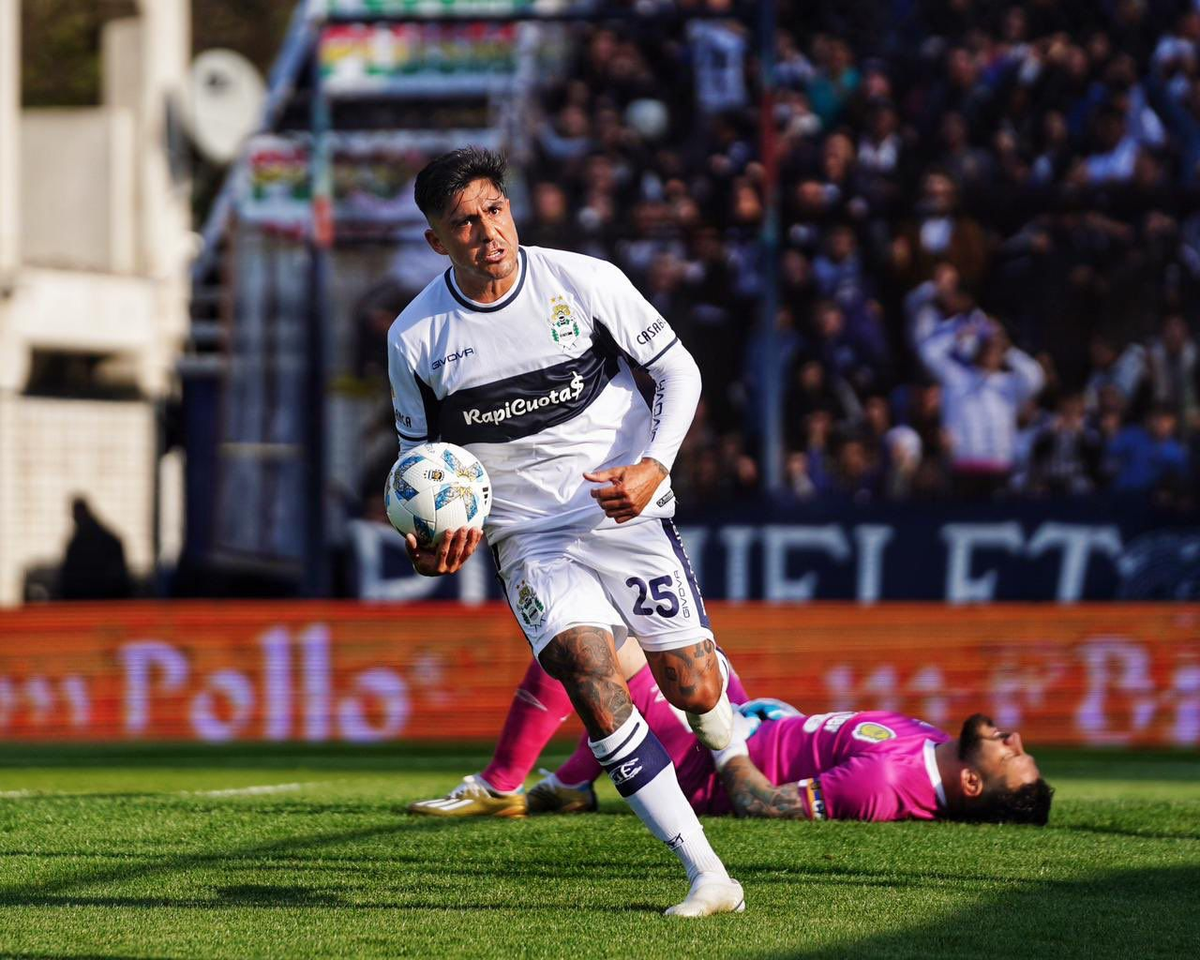 Cristian Tarragona, el verdugo de Rosario Central en el Bosque. Cristian Tarragona, el verdugo de Rosario Central en el Bosque.