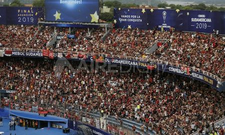 A pocos días para el partido entre Colón de Santa Fe y River, por el Trofeo de Campeones, los hinchas sabaleros ya agotaron la mayoría de entradas que se pusieron a la venta. Sólo quedan disponibles plateas bajas. A pocos días para el partido entre Colón de Santa Fe y River, por el Trofeo de Campeones, los hinchas sabaleros ya agotaron la mayoría de entradas que se pusieron a la venta. Sólo quedan disponibles plateas bajas.