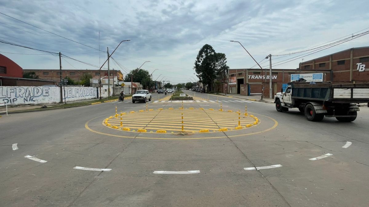 La nueva rotonda colocada en la intersección de Avenida Gorriti y Bernardo de Irigoyen se habilitó este viernes.