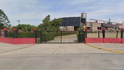 El portón de ingreso al estacionamiento del Club Atlético Colón.