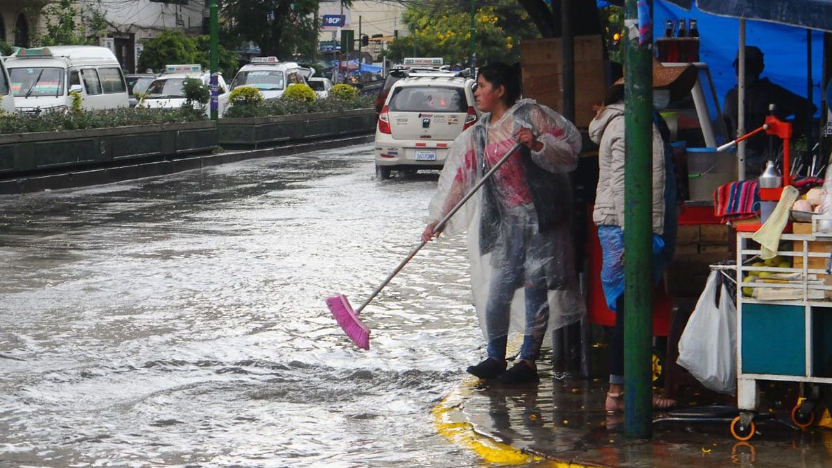 Intensa lluvia provocó inundaciones en las calles de Cochabamba.
