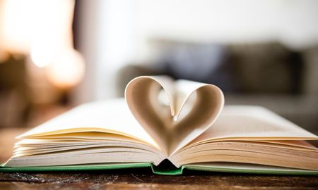 La exploración del dolor y sufrimiento en el amor romántico desde la literatura. La exploración del dolor y sufrimiento en el amor romántico desde la literatura.