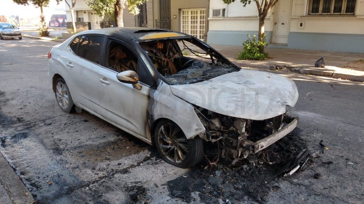 Se quemó un automóvil a la madrugada sobre Cándido Pujato 2500