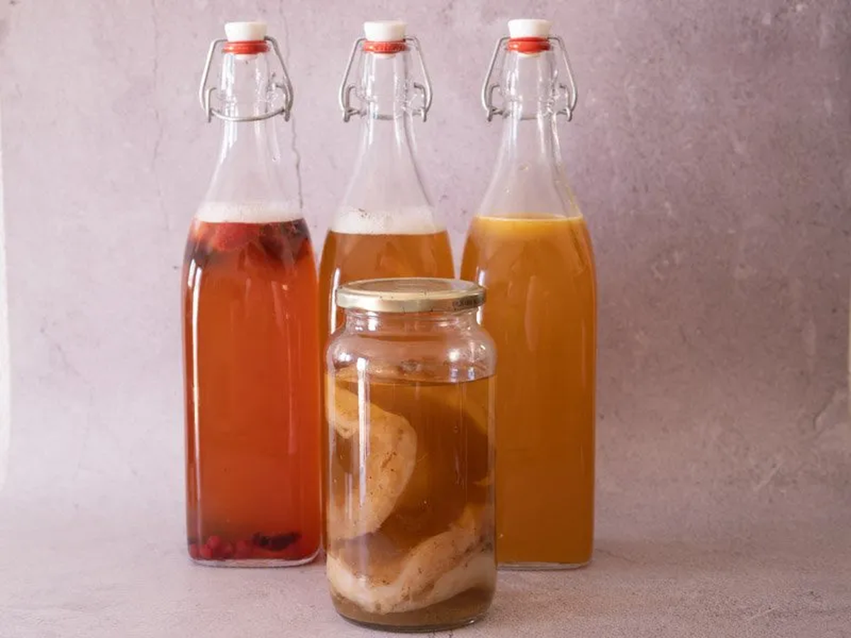  Kombucha es una bebida fermentada, no alcohólica, que se prepara con una base de té. 