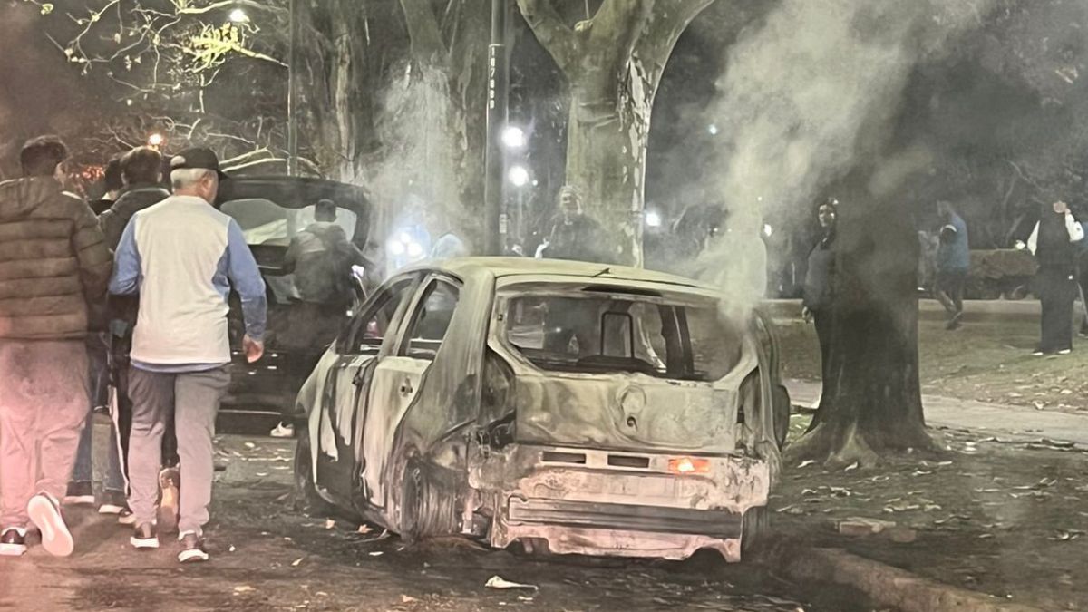 Dos autos incendiados durante el partido de Copa Argentina en Rosario. Dos autos incendiados durante el partido de Copa Argentina en Rosario.
