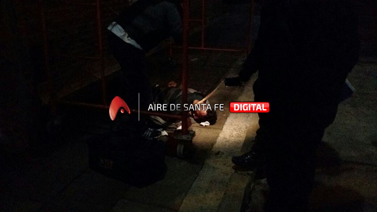Falleció el hombre encontrado herido en la puerta de un colegio