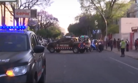 Un nene que salía del jardín, se cayó de la moto y fue atropellado por un camión. Un nene que salía del jardín, se cayó de la moto y fue atropellado por un camión.