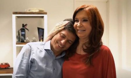 Si bien por el momento no se difundió una fotografía del encuentro, se vio a Axel Kicillof llegar al domicilio de Cristina Kirchner. Si bien por el momento no se difundió una fotografía del encuentro, se vio a Axel Kicillof llegar al domicilio de Cristina Kirchner.