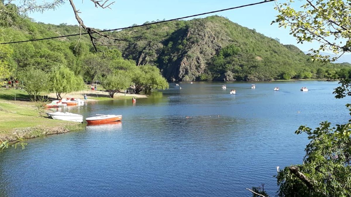 Rodeado de un hermoso río y pintorescos paisajes naturales, Las Tapias se presenta como el destino perfecto para vacacionar en familia. Rodeado de un hermoso río y pintorescos paisajes naturales, Las Tapias se presenta como el destino perfecto para vacacionar en familia.