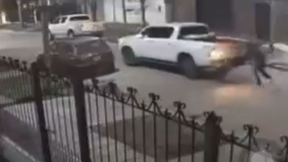 El robo de la camioneta quedó registrado por cámaras de seguridad.