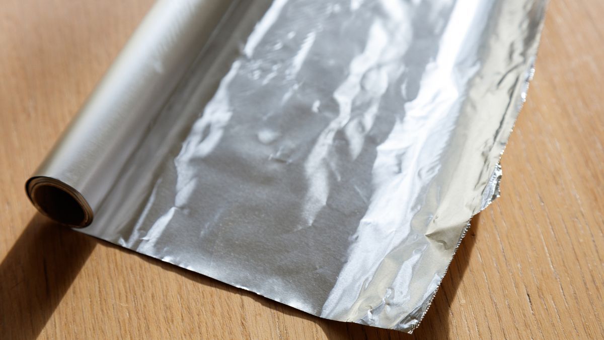 El m&eacute;todo consiste en colocar papel aluminio detr&aacute;s de l&aacute;mparas, veladores o focos.