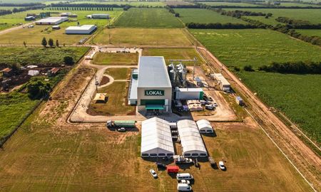 Gran inversión: en el predio de 4.5 hectáreas del Parque Industrial se montó la fábrica de 2.000 metros cuadrados, con capacidad para producir 1.200 toneladas de alimentos al mes. Gran inversión: en el predio de 4.5 hectáreas del Parque Industrial se montó la fábrica de 2.000 metros cuadrados, con capacidad para producir 1.200 toneladas de alimentos al mes.
