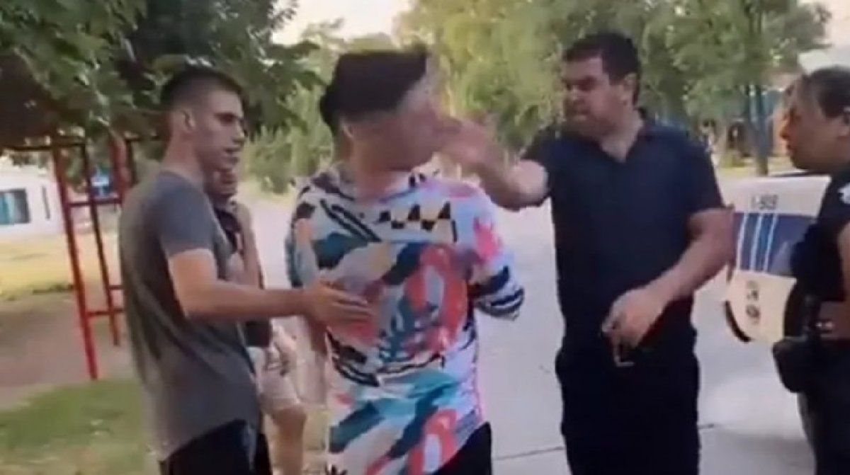 Video: un policía cacheteó a un joven que lo insultó y fue desplazado