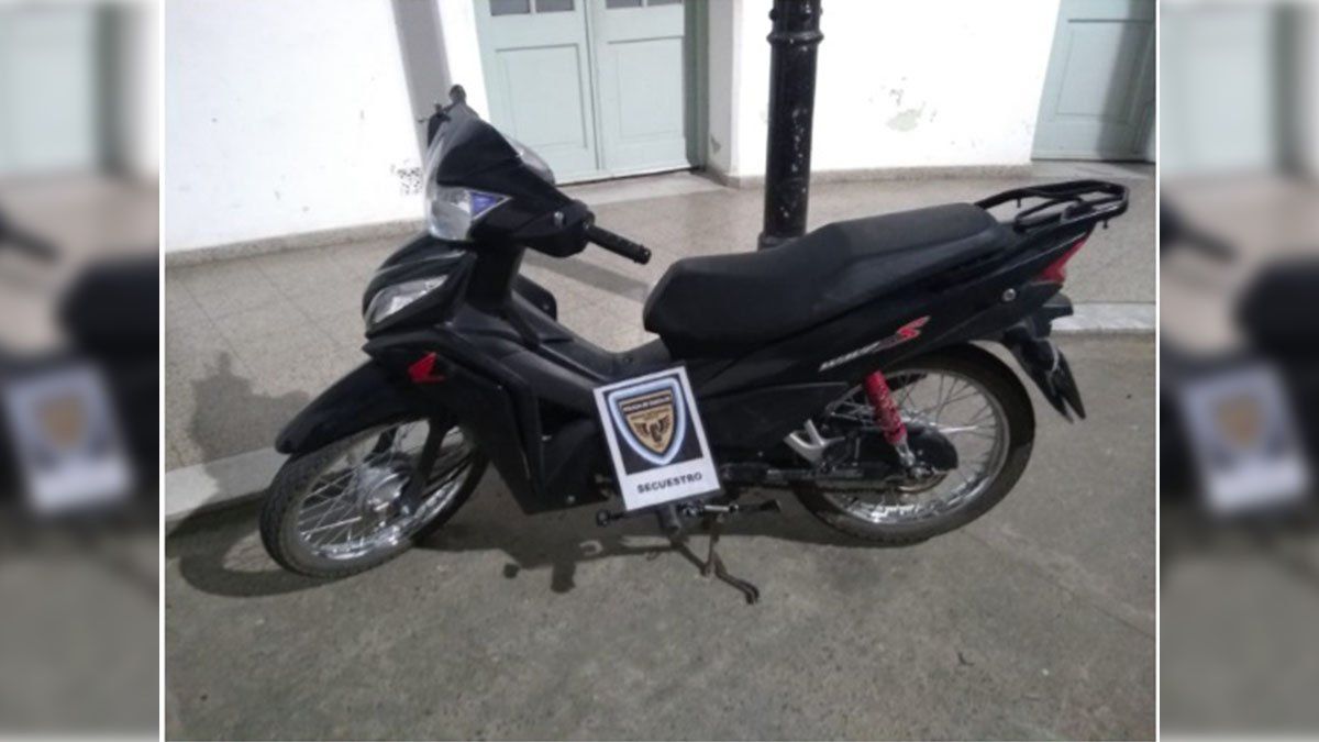 Los dos jovenes imputados se conducían a bordo de una Honda Wave